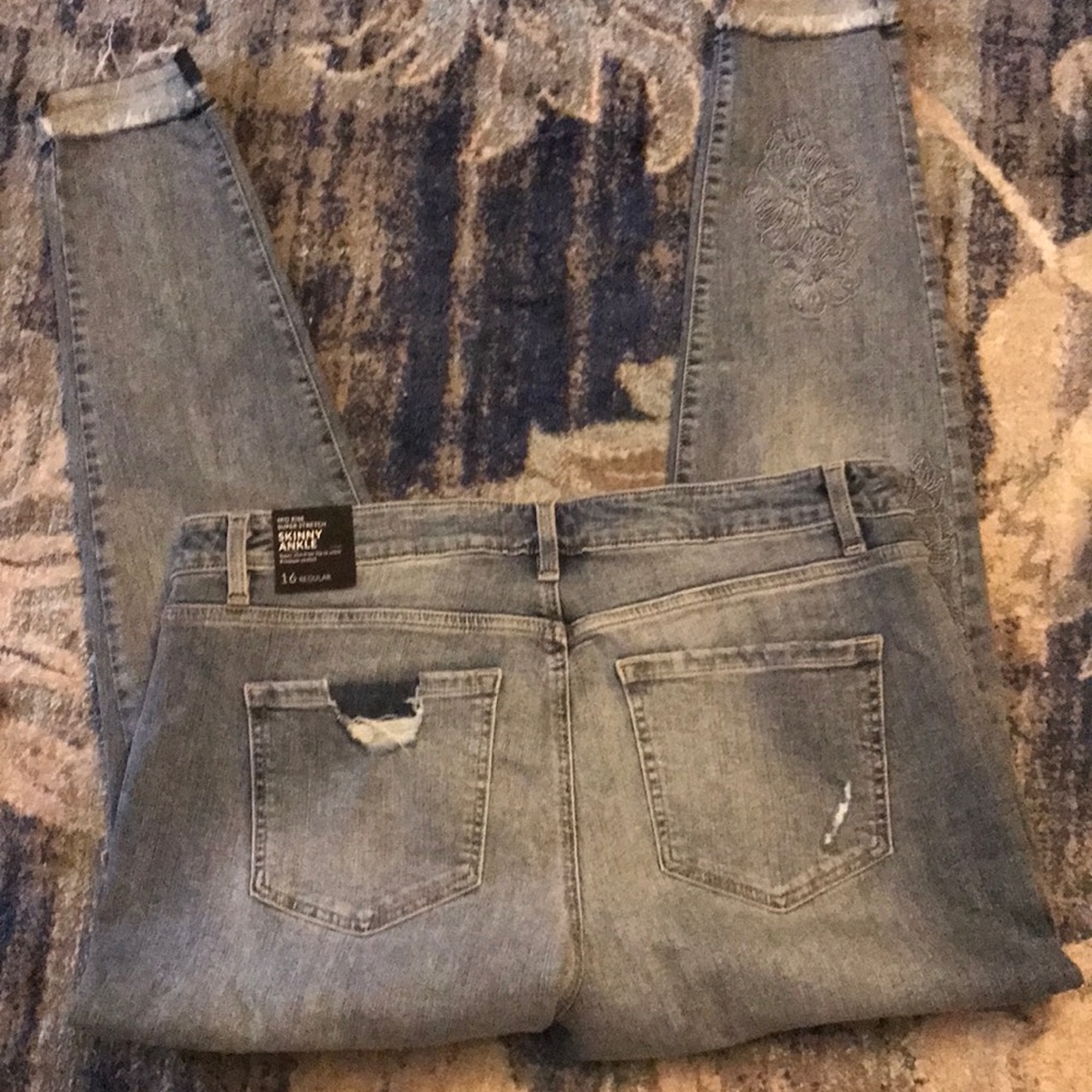 🌸NWT LaneBryant 18 White Floral Embroidered Jean - Picture 7 of 8